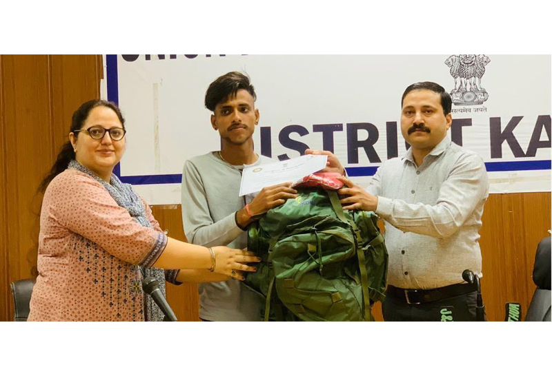 Kathua admin distributes kits among newly trained 'Aapda Mitra ...