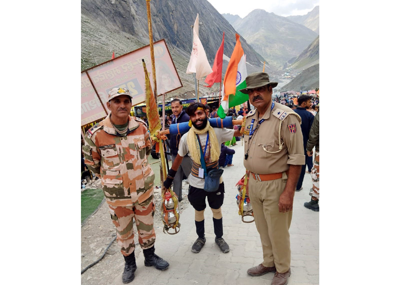 Kavad, Harnam Prasad who covered 7000 kms reached holy cave on Tuesday.
